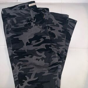 LEVI STRAUSS & CO DARK Toned Camouflage Stretchy Jeans.